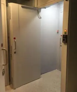 Puerta esclusa control de apertura